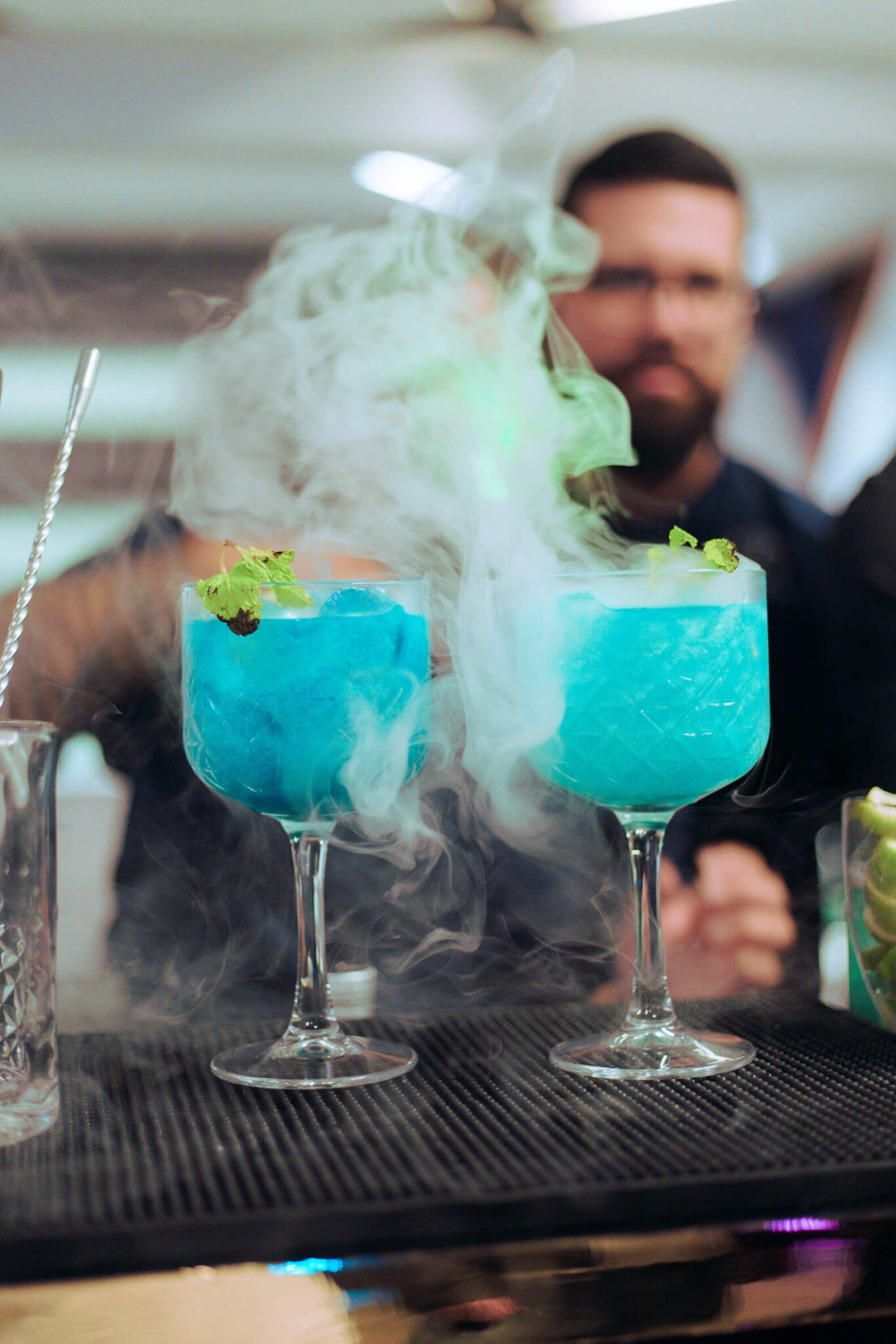 Cócteles azules ahumados sobre la barra