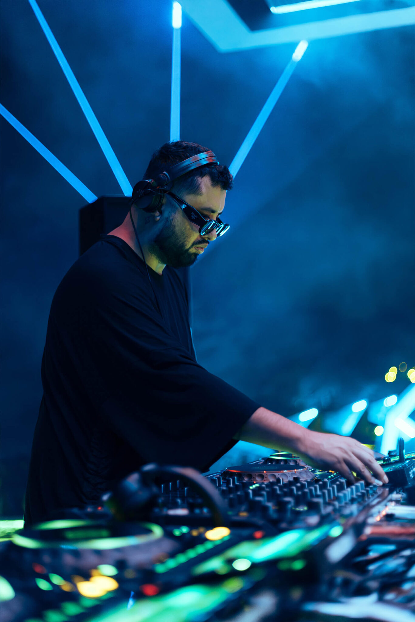DJ en cabina con luces azules