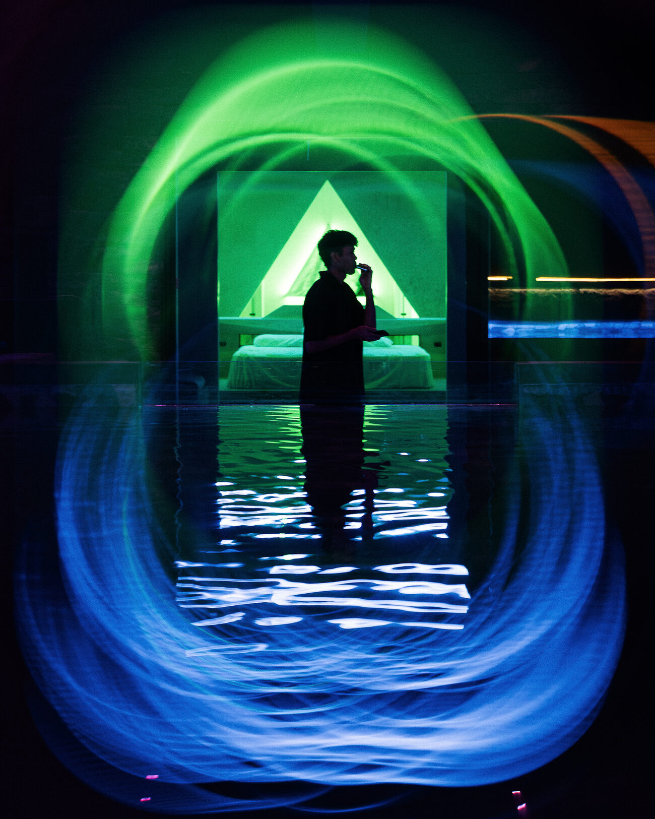 Silueta en una sala iluminada de verde